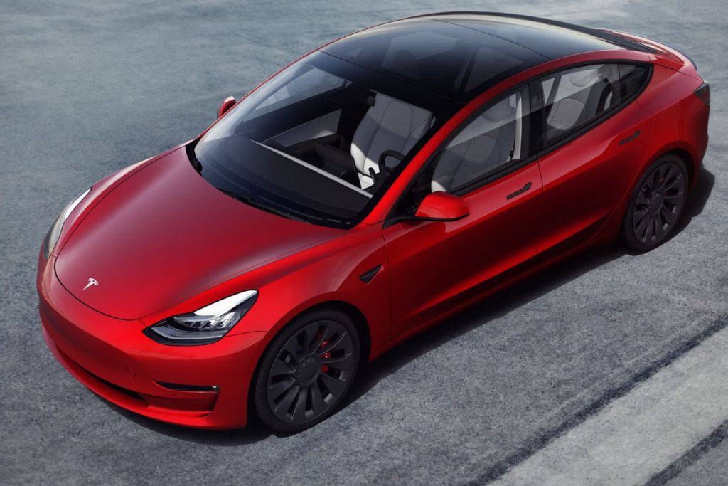 TESLA почала постачати до Європи седани Model 3, зібрані в Китаї.