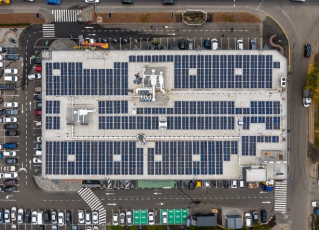 Сонячна електростанція і візочки з рибальських сіток: під Києвом відкрився “зелений” супермаркет