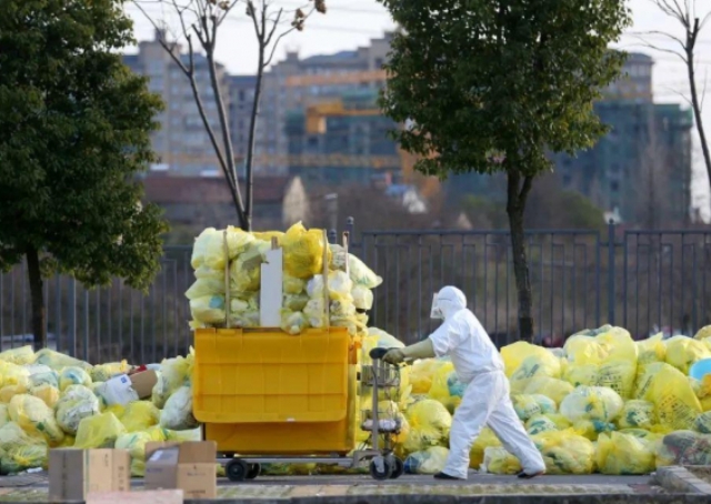 У Великобританії запропонували більш екологічний та дешевий метод утилізації медичних масок шляхом їх перетворення на водневе паливо