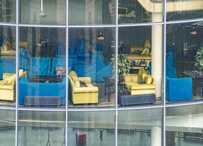 Вчені з США розробили вікна-хамелеони, які можуть не тільки захистити від спеки, а й стати джерелом електрики