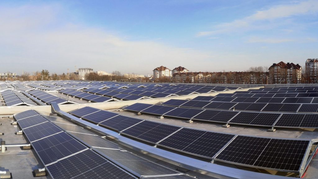 На даху київського багато поверхового дому встановили першу сонячну електростанцію 