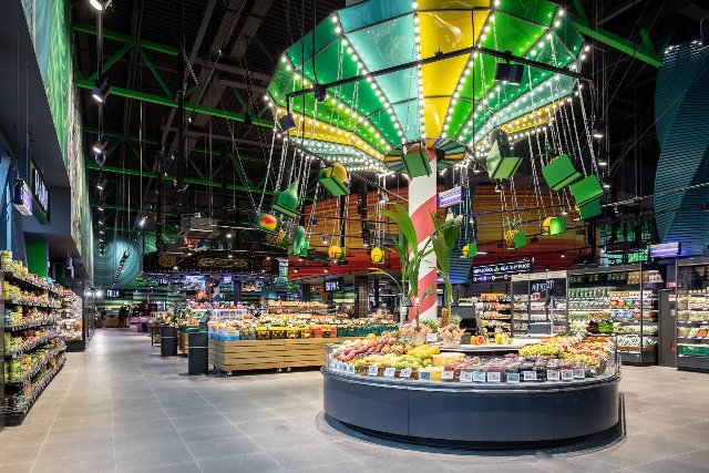 Сонячна електростанція і візочки з рибальських сіток: під Києвом відкрився “зелений” супермаркет 