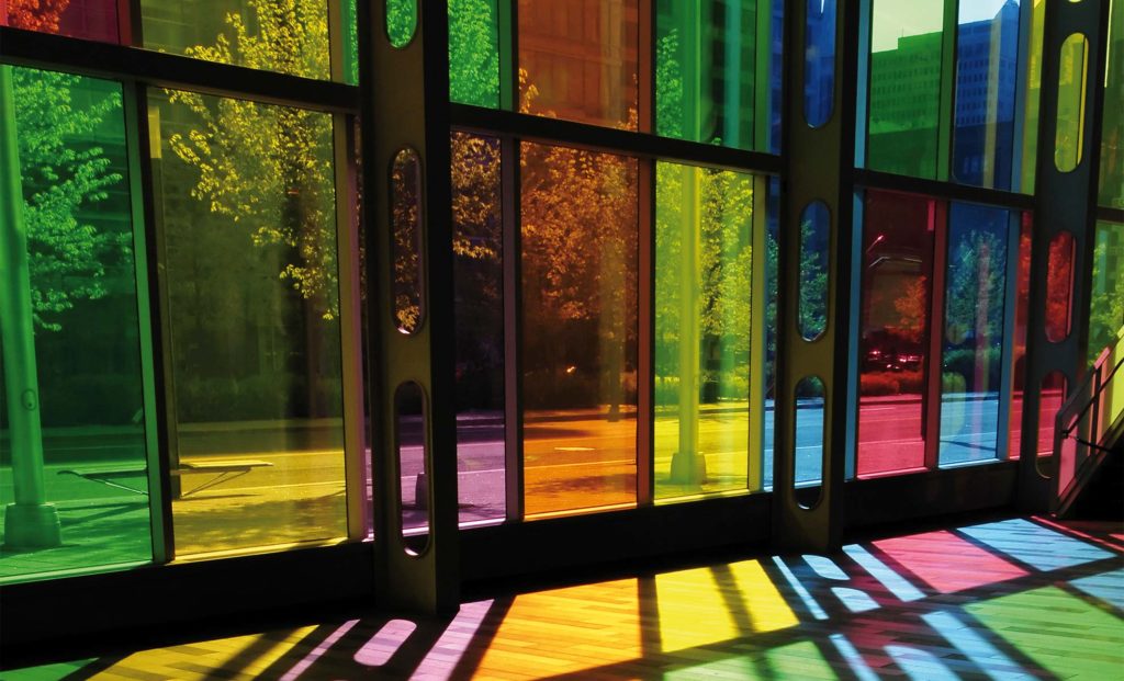 Вчені з США розробили вікна-хамелеони, які можуть не тільки захистити від спеки, а й стати джерелом електрики