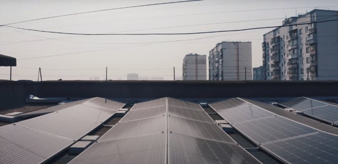 На даху київського багато поверхового дому встановили першу сонячну електростанцію