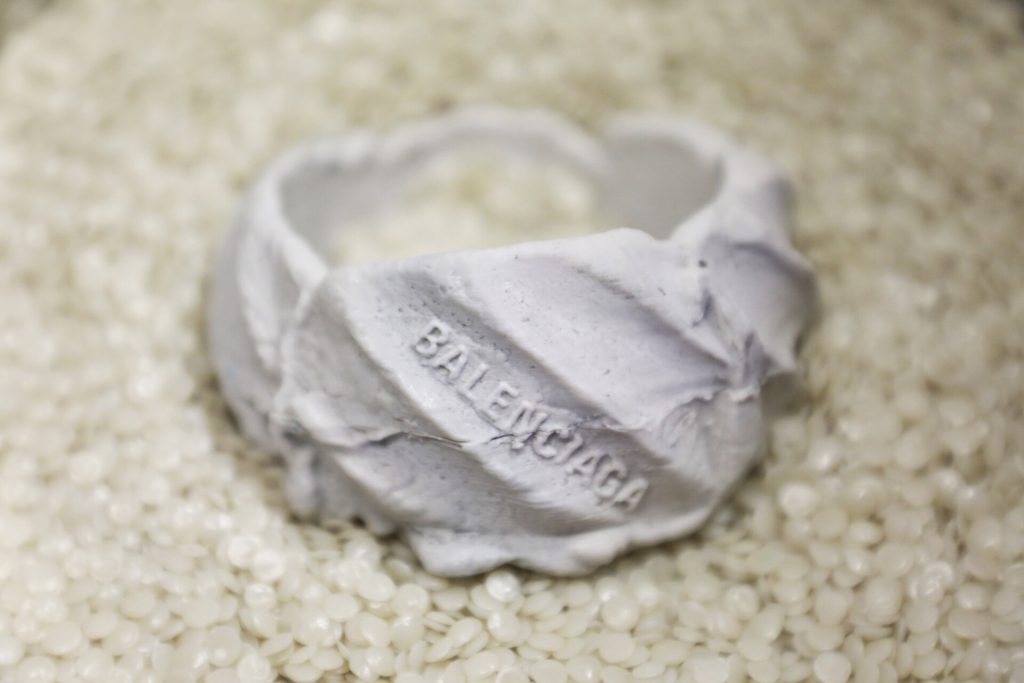 Будинок моди Balenciaga представить лінійку прикрас з пластику, знайденого в океані 