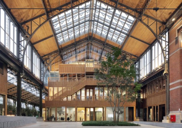 Еко-ТРЦ з дерев’яними панелями та сонячними батареями: у Брюсселі відбулася реконструкція старовинного морського вокзалу 