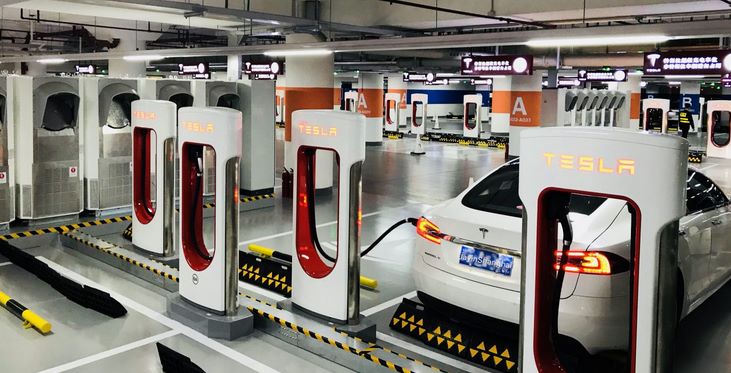 У Китаї Tesla запустила найбільшу в світі станцію зарядки електромобілів
