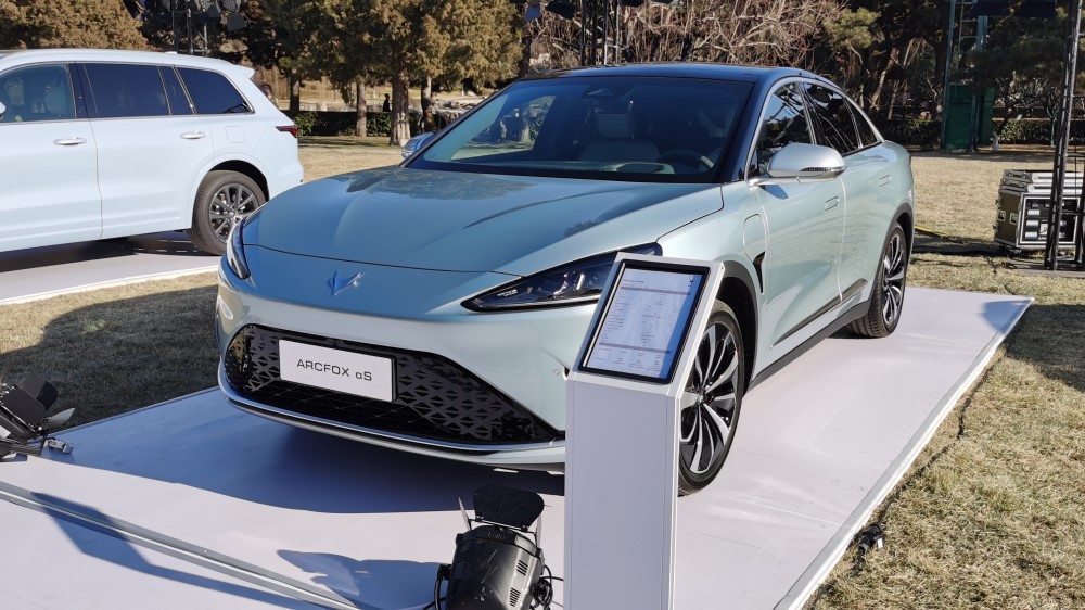 У Китаї Arcfox представили електричний седан зі запасом ходу на 700 км