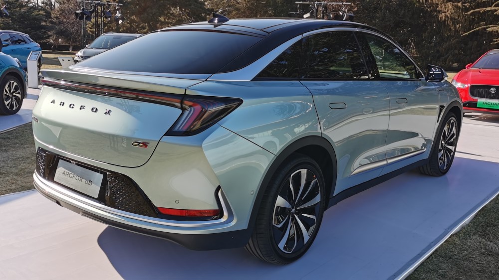 У Китаї Arcfox представили електричний седан зі запасом ходу на 700 км 