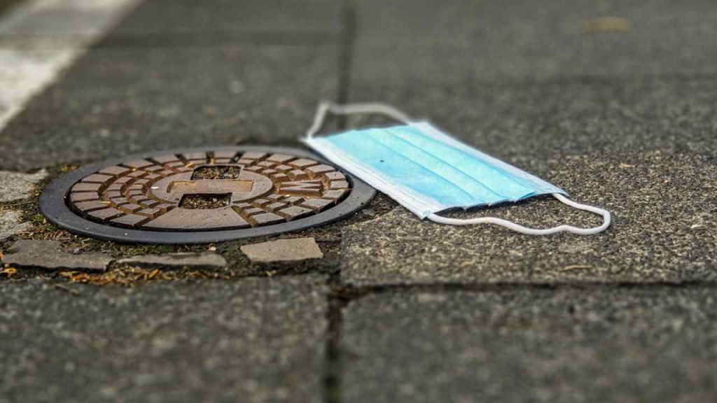 Вчені переробляють одноразові маски для обличчя у матеріали для будівництва доріг