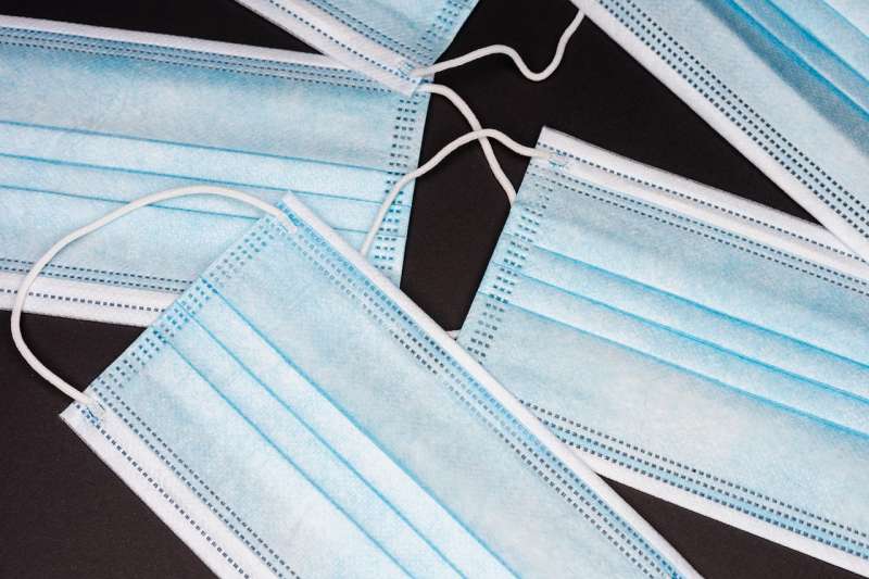 Вчені переробляють одноразові маски для обличчя у матеріали для будівництва доріг