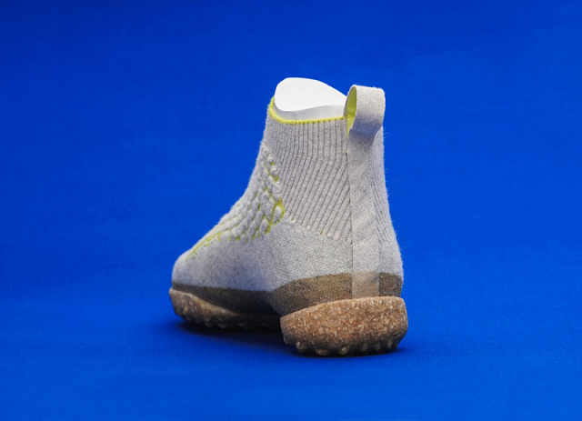 Німецька дизайнерка створила біорозкладні кросівки з собачої шерсті та грибів 