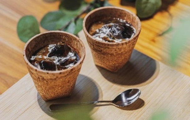 В Японії випустили їстівні кухлі для того, щоб скоротити споживання пластику