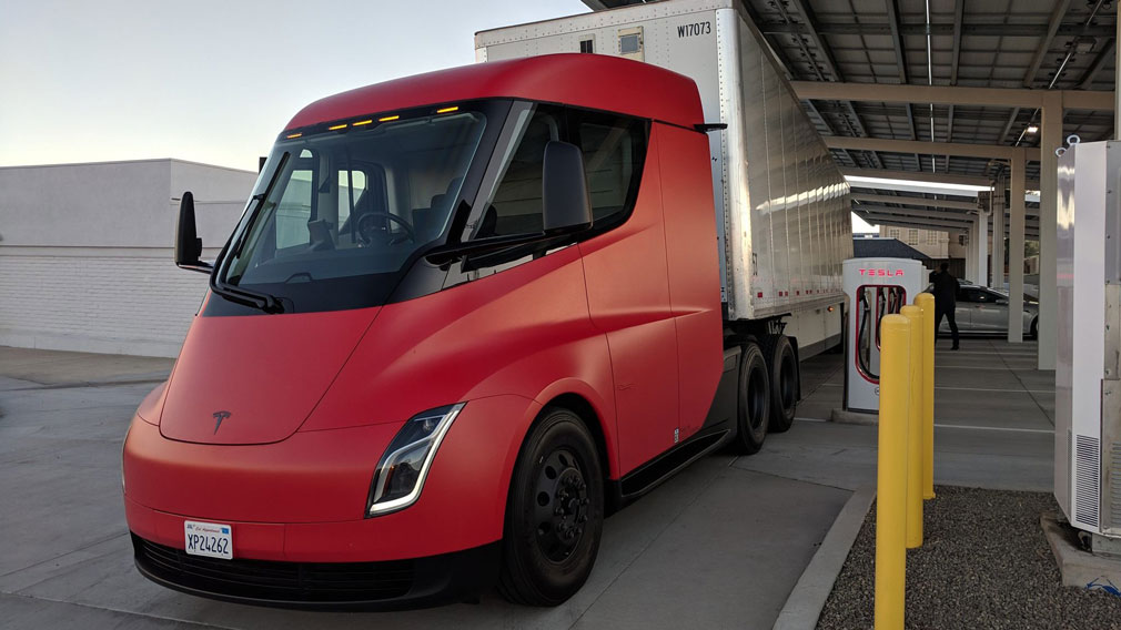 Tesla почала випробування електричного тягача Semi 
