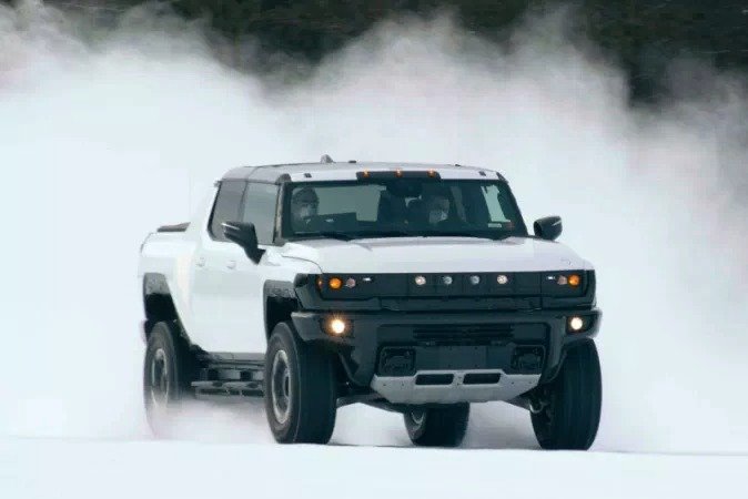 Американська General Motors показала силует електричного позашляховика Hummer EV 