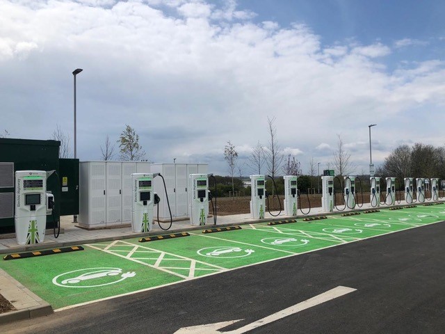 Gridserve та Ecotricity відкриває найбільшу у Великобританії зарядну станцію для автомагістралей EV